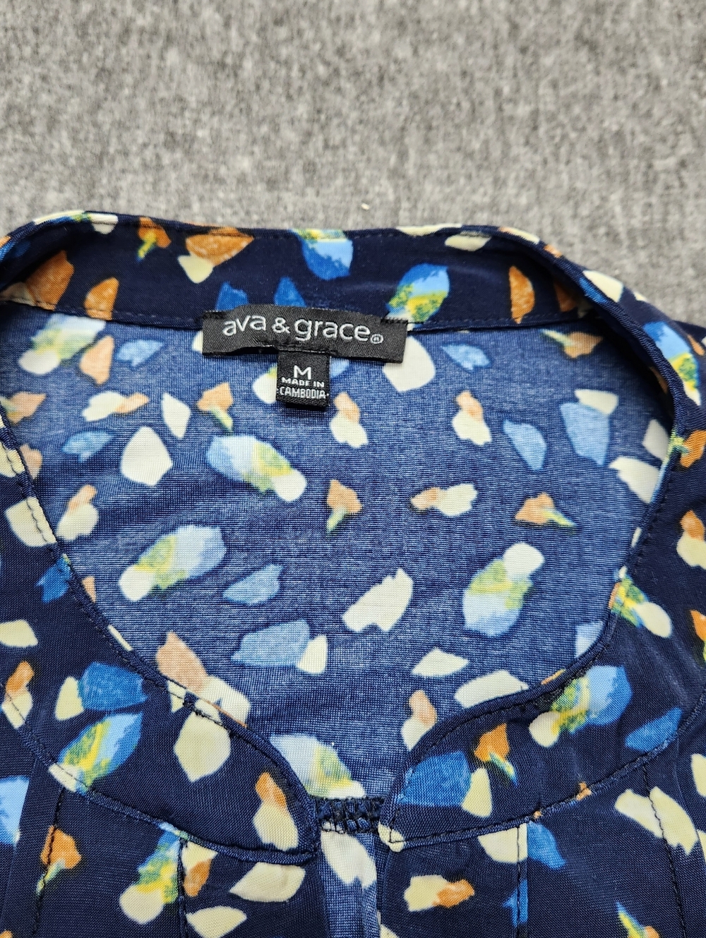 Ava Grace Blouse Womens M Navy Abstract Print Roll Tab Sleeve Top‎ - Picture 4 of 7